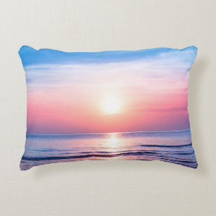 Schöner morgendlicher Sonnenaufgang, blaues Meer,  Dekokissen