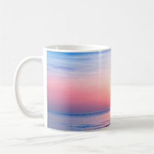 Schöner morgendlicher Sonnenaufgang, blaues Meer, Kaffeetasse