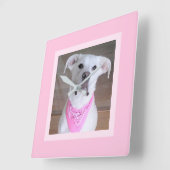 Schöner Niedlicher Weiße Hund in rosa Scarf Quadratische Wanduhr (Winkel)