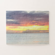 Schöner orange gelber Sonnenuntergang Sommerhimmel