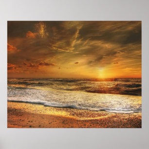 Schöner orangener Sonnenuntergang am Strand Poster