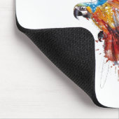 Schöner Papagei hebt seine Flügel Mousepad (Ecke)