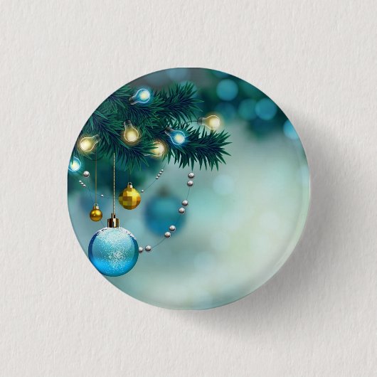 Schöner Pinienbaum mit blauem Weihnachtsball Button (Vorderseite)