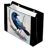 Schöner Rabe auf einem Baumzweig Große Geschenktüte (Vorderseite Schrägansicht)