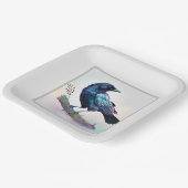 Schöner Rabe auf einem Baumzweig Pappteller (Gewinkelt)