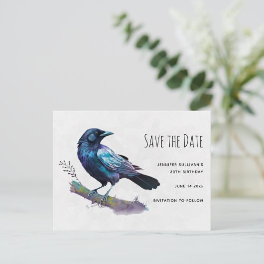 Schöner Raven auf einem Baumzweig Save the Date Einladungspostkarte (Stehend Vorderseite)