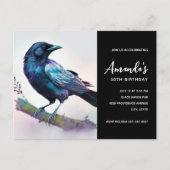 Schöner Raven auf einem Baumzweig zum Geburtstag Einladungspostkarte (Vorderseite)