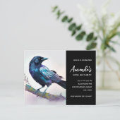 Schöner Raven auf einem Baumzweig zum Geburtstag Einladungspostkarte (Stehend Vorderseite)