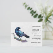 Schöner Raven auf einem Baumzweig zum Geburtstag Einladungspostkarte (Stehend Vorderseite)
