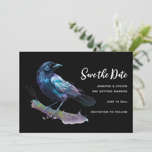 Schöner Raven sitzt auf einem Zweig Save The Date (Stehend Vorderseite)