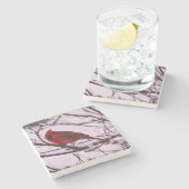 Schöner Roter Kardinal in einem schneebedeckten Ba Steinuntersetzer (Seitenansicht)