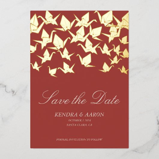 Schöner RotOrigami-Papierkran Save the Date Folieneinladung (Vorderseite)