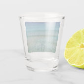 Schöner Sandstrand Schnapsglas (Rückseite)