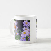 Schöner Schmetterling auf Blume Kaffeetasse (Vorderseite Links)