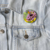 Schöner Schmetterling auf Blumen Button (Beispiel)