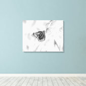 Schöner Schmetterling auf der Blume - Schwarz und  Leinwanddruck (Insitu (Holzboden))