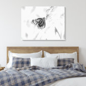 Schöner Schmetterling auf der Blume - Schwarz und  Leinwanddruck (Insitu (Schlafzimmer))
