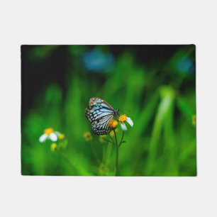 Schöner Schmetterling auf einer Blume Fußmatte