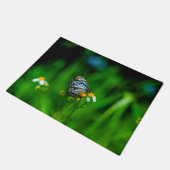 Schöner Schmetterling auf einer Blume Fußmatte (Schrägansicht)