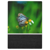 Schöner Schmetterling auf einer Blume Klemmbrett (Rückseite)