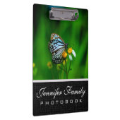 Schöner Schmetterling auf einer Blume Klemmbrett (Rechts)