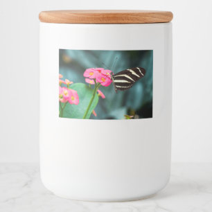 Schöner Schmetterling auf einer rosa Blume Lebensmitteletikett