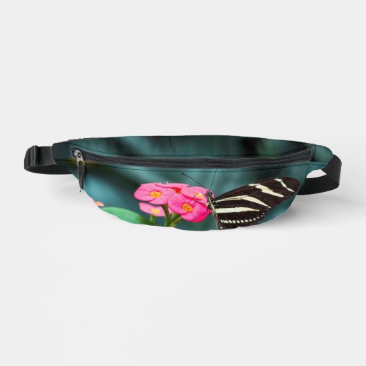Schöner Schmetterling auf rosa Blume Bauchtasche (Vorderseite)