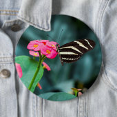 Schöner Schmetterling auf rosa Blume Button (Beispiel)