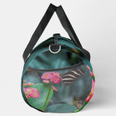 Schöner Schmetterling auf rosa Blume Duffle Bag (Rechts)