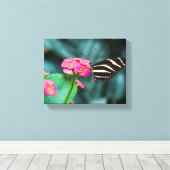 Schöner Schmetterling auf rosa Blume Leinwanddruck (Insitu (Holzboden))