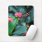 Schöner Schmetterling auf rosa Blume Mousepad (Mit Mouse)