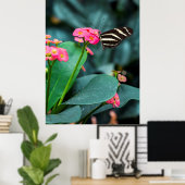 Schöner Schmetterling auf rosa Blume Poster (Heimbüro)