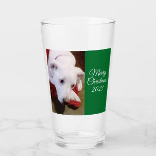Schöner, schneeweißer Welpenhund Grün Weihnachten Glas