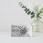 Schöner Schuss eines Fanpalmblattes gegen weißes Visitenkarte (Stehend Vorderseite)