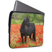 Schöner schwarzer Hengst in einem Mohnfeld-Noteboo Laptopschutzhülle (Vorne Rechts)