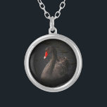 Schöner Schwarzer Schwan mit hellrotem Schnabel Versilberte Kette<br><div class="desc">Eine elegante,  stimmungsvolle Atmosphäre mit einer Touch von Klasse. Ein wunderschöner schwarzer Schwan,  der auf einem Fluss schwimmt. Die weichen Kanten und die kräftigen dunklen Farbtöne dieses Fotos stehen in scharfem Kontrast zu diesem kräftigen,  roten Schnabel,  was das Ganze zu einem erstaunlichen,  erhabenen,  transzendenten Naturbild macht.</div>