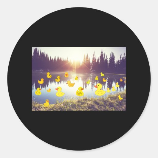 Schöner See im Sonnenaufgang mit Plastiktüte Runder Aufkleber (Vorderseite)
