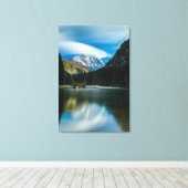 Schöner See mit Bergen in Zgornje Jezersko Leinwanddruck (Insitu (Holzboden))