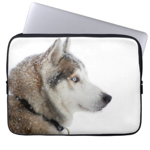 Schöner sibirischer Husky im Schnee Laptopschutzhülle