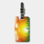 Schöner Sonnenaufgang über einem Grasfeld Gepäckanhänger (Vorderseite vertikal)