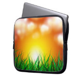 Schöner Sonnenaufgang über einem Grasfeld Laptopschutzhülle (Vorderseite Links)