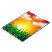 Schöner Sonnenaufgang über einem Grasfeld Notizblock (Linke Seite)