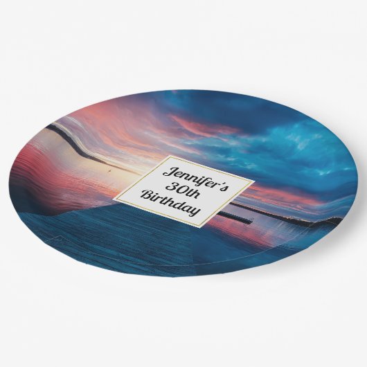 Schöner Sonnenuntergang am ruhigen Birthday Lake Pappteller (Schrägansicht)