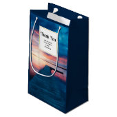 Schöner Sonnenuntergang am ruhigen Party des Sees Kleine Geschenktüte (Rückseite Schrägansicht)