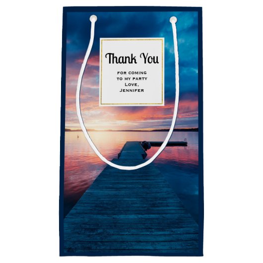 Schöner Sonnenuntergang am ruhigen Party des Sees Kleine Geschenktüte (Vorderseite)