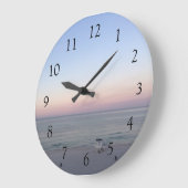 Schöner Sonnenuntergang am Strand Große Wanduhr (Winkel)