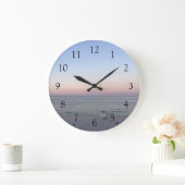 Schöner Sonnenuntergang am Strand Große Wanduhr (Zuhause)