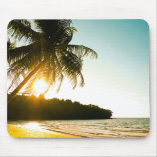 Schöner Sonnenuntergang am Strand von Tropical mit Mousepad