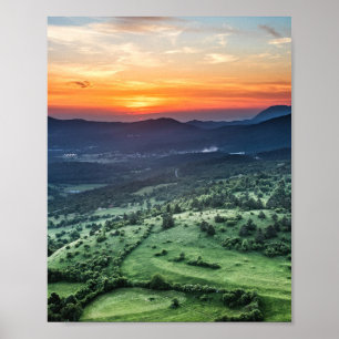 Schöner Sonnenuntergang hinter grünen Feldern Poster