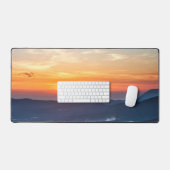 Schöner Sonnenuntergang hinter grünen Feldern Schreibtischunterlage (Tastatur & Maus)